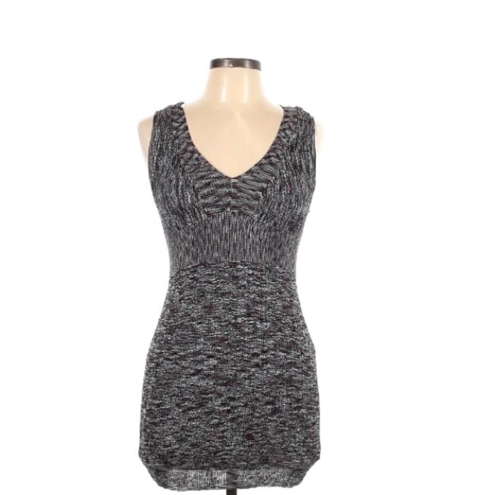 Sleeveless v-neck ruched knit top by Shelli Segal